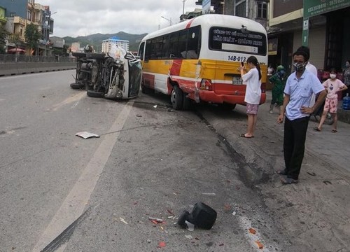 Quảng Ninh: Tông vào đuôi xe buýt đang đỗ, tài xế xe tải suýt chết