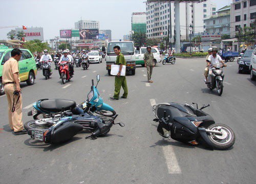 Cố tránh cô gái dừng xe giữa đường, người đàn ông có pha tiếp đất ám ảnh nhất trong đời