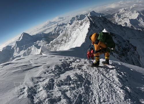 Đỉnh Everest đón các nhà leo núi nước ngoài đầu tiên sau một năm đóng cửa