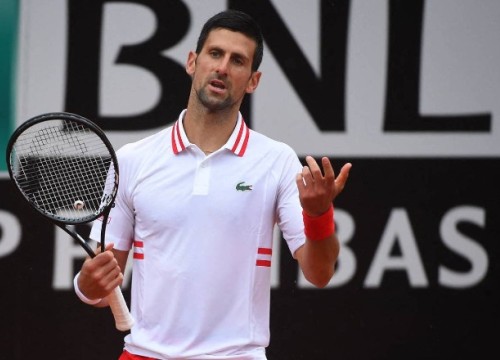 Djokovic nổi nóng với trọng tài vì mưa