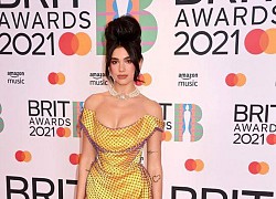 Dua Lipa mặc trễ nải quyến rũ nổi bật trên thảm đỏ