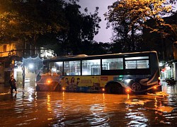 Ngồi chờ nước rút hàng giờ sau mưa lớn ở Hà Nội