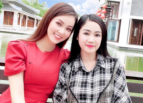 NSND Thu Hà trẻ trung dù hơn MC Thuỵ Vân tới 17 tuổi