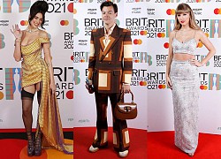 Siêu thảm đỏ BRIT Awards: Taylor Swift lột xác, chạm mặt tình cũ Harry Styles, ai dè bị Dua Lipa bốc lửa và nhóm nhạc 2 thành viên khoe bụng bầu "chặt đẹp"