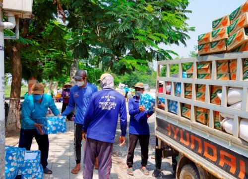 Tặng quà hỗ trợ bà con Việt kiều tại Campuchia