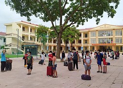 1 học sinh mắc COVID-19, 57 thầy trò mang hành lý đi cách ly tập trung