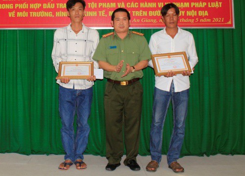An Giang: Người đàn ông bế con 3 tuổi đang sốt nhập cảnh trái phép từ Campuchia