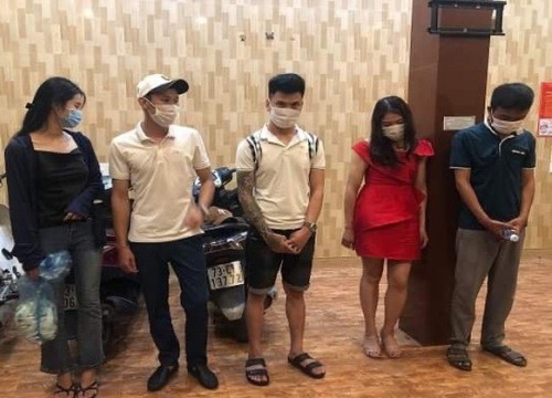 Bất chấp dịch Covid-19, nhóm nam nữ kéo loa vào nhà nghỉ bay lắc
