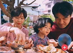 Bé gái gọi bố là "anh xã" rồi nhắc mang ô đi làm "đốn tim" CĐM