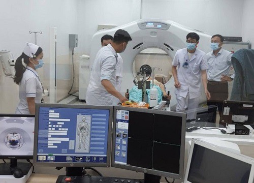 Bệnh nhân ung thư sắp hết cảnh chờ 2 tuần mới được xạ trị