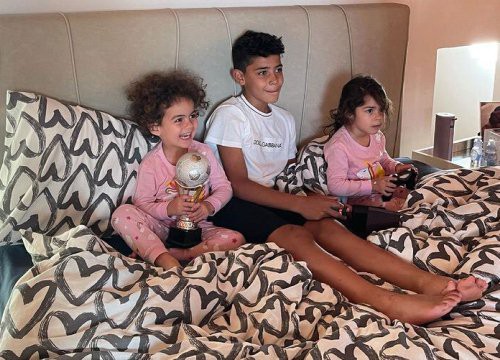 Các em bé hồn nhiên nhà C. Ronaldo