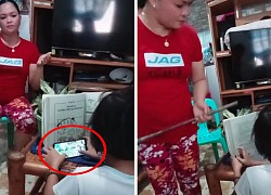 Con gái ranh ma dùng điện thoại trước mặt mẹ