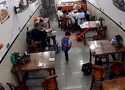 Con trai chủ quán đá đồ chơi vào đĩa ăn của khách khiến bố tức giận tát con, lời khách hàng nói khiến ông bố xấu hổ