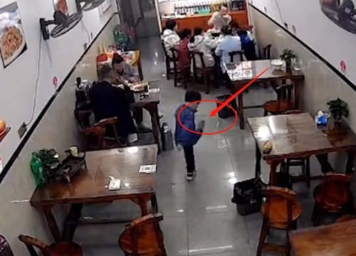 Con trai chủ quán đá đồ chơi vào đĩa ăn của khách khiến bố tức giận tát con, lời khách hàng nói khiến ông bố xấu hổ