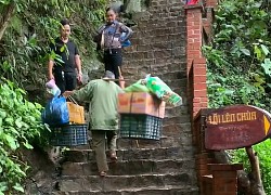 Cụ ông 70 tuổi gánh hàng nặng 70kg đi bán mỗi ngày để nuôi vợ bị bệnh