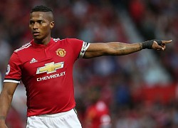 Cựu đội trưởng Man Utd treo giày
