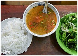 Hà Nội: Quán bún ốc nguội gia truyền 3 đời, bà chủ U70 gẩy ốc điệu nghệ như múa