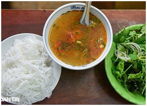 Hà Nội: Quán bún ốc nguội gia truyền 3 đời, bà chủ U70 gẩy ốc điệu nghệ như múa