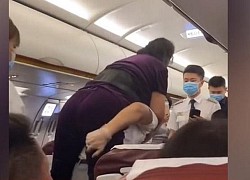 Hành khách nổi giận, yêu cầu tiếp viên cõng xuống máy bay