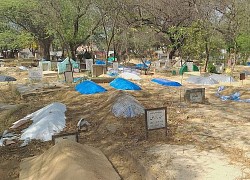 Hết đất an táng, nghĩa trang Ấn Độ đào mộ cũ lấy chỗ chôn nạn nhân Covid-19