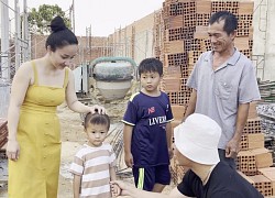 Lê Dương Bảo Lâm hỗ trợ anh thợ hồ bị vợ bỏ, nuôi 2 con bằng mì gói