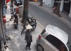 Ôtô lùi lên vỉa hè đâm đổ nhiều xe máy