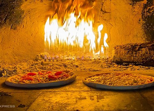 Pizza lạp xưởng H'Mong nướng lò ở Sa Pa