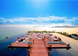 Quầy bar giữa bể bơi trên tầng thượng biệt thự ở Phuket