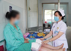 Sưng nề, bỏng rộp vùng gối do tự điều trị
