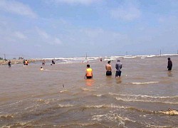 Tìm thấy thi thể của 2 trong số 3 học sinh bị sóng cuốn mất tích ở Nam Định