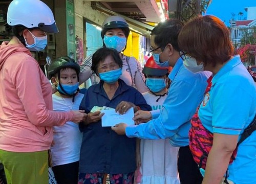 Trao tiền hỗ trợ đến 30 người nghèo, cơ nhỡ