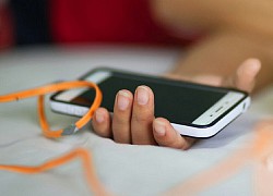 Vừa sạc vừa chơi điện thoại, người vợ bị điện giật chết trên giường