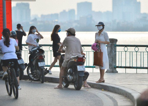 Ảnh: Bất chấp quy định, hàng trăm người dân vẫn vượt rào tập thể dục, chụp ảnh ở hồ Tây