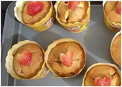 Cách làm bánh cupcake dâu tây sữa chua thơm ngon mềm mịn