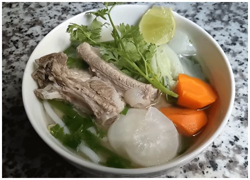 Cách nấu bánh canh sườn heo ngon ngọt, đơn giản cho bữa sáng gia đình