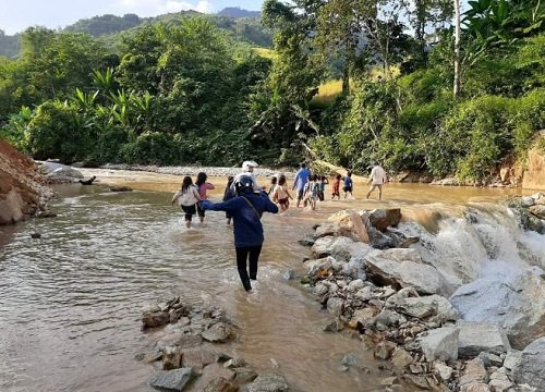 Cô Minh Khuyên và ước mơ gửi thanh xuân trên vùng đất khó