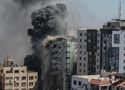 Cuộc tháo chạy trước khi Israel đánh sập tòa nhà truyền thông ở Gaza