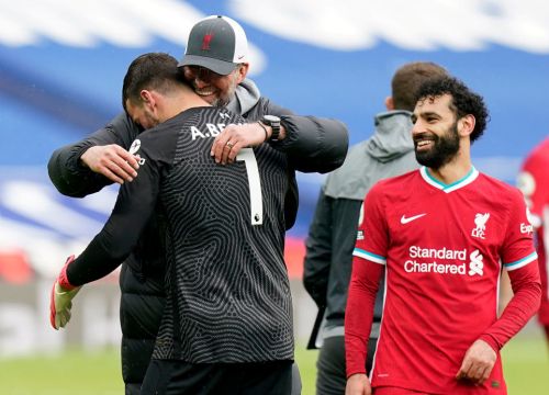 HLV Klopp và Liverpool phát cuồng với bàn thắng của Alisson