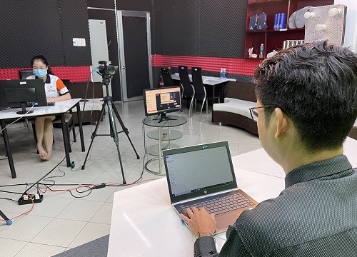 Học trực tuyến: Cả lớp hốt hoảng vì tiếng chó sủa vọng qua mic