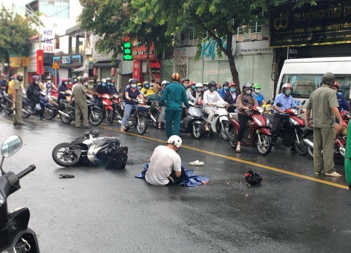 Người cha ngã quỵ ôm thi thể con gái gào khóc giữa đường sau tai nạn