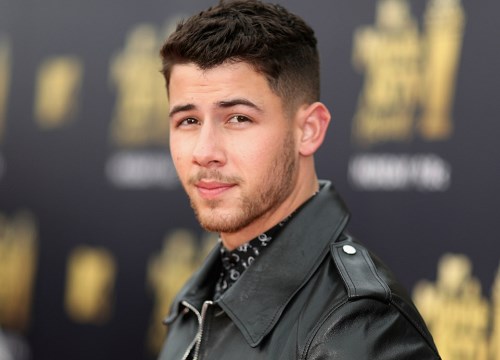 Nick Jonas bị nứt xương sau tai nạn