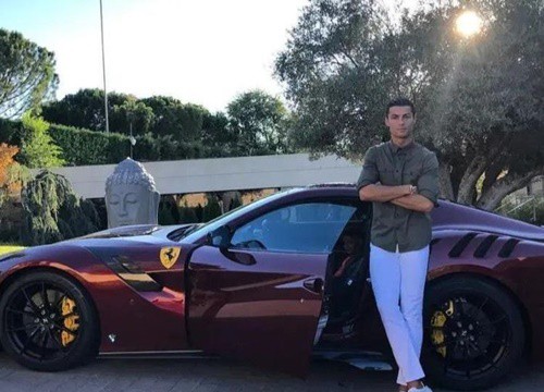 Ronaldo mang dàn siêu xe rời khỏi biệt thự ở Italy