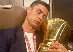 C. Ronaldo ôm Cup Italy ngủ