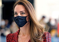 Công nương Kate Middleton cũng có ngày bị chê mặc xấu hơn mẫu hãng, nguyên nhân bởi một món phụ kiện