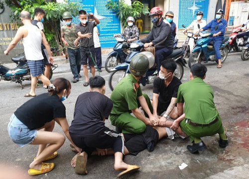 Hà Nội: 'Chí Phèo' xin tiền, lăn giữa đường chửi bới, dọa giết người