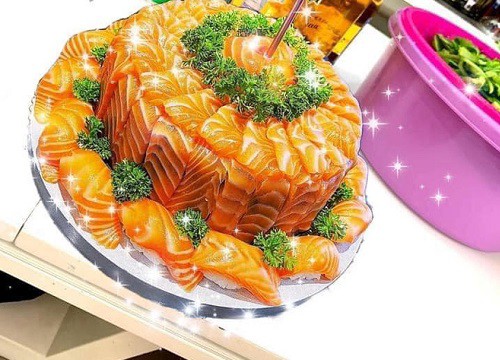 Khoe bánh sashimi cá hồi làm tặng sinh nhật chồng, vợ liền bị tố "sống ảo" với loạt bằng chứng không thể chối