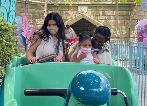 Kylie Jenner và bạn trai đưa con đi chơi Disneyland