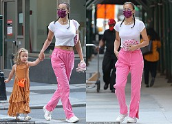 &quot;Mẹ đơn thân&quot; Irina Shayk diện croptop khoe eo thon ra phố cùng con gái cưng