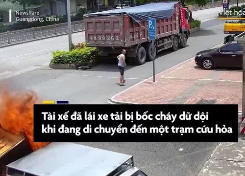 Ôtô bốc cháy khi đang chạy trên đường