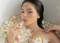 3 lần khoe ảnh bồn tắm ướt át của Kỳ Duyên: Vừa ngâm bồn hoa hồng vừa makeup, khi thì gây 'lú' tưởng nude 100%